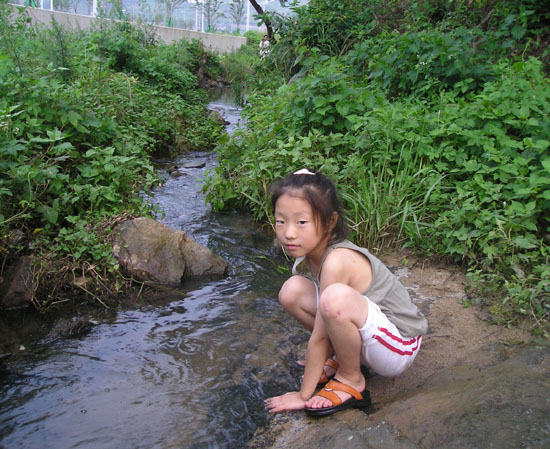 도로 옆에는 작은 개울이 흐른다. 여기서 잠시 흐르는 땀을 닦을 수도 있다. 